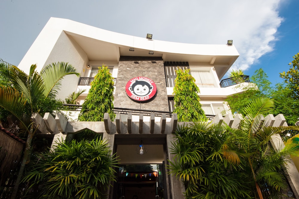 mad monkey siem reap hostel