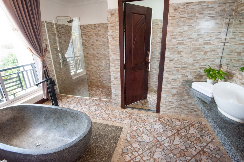 mad monkey siem reap hostel