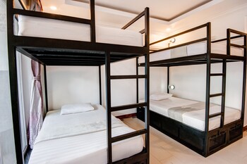 mad monkey siem reap hostel