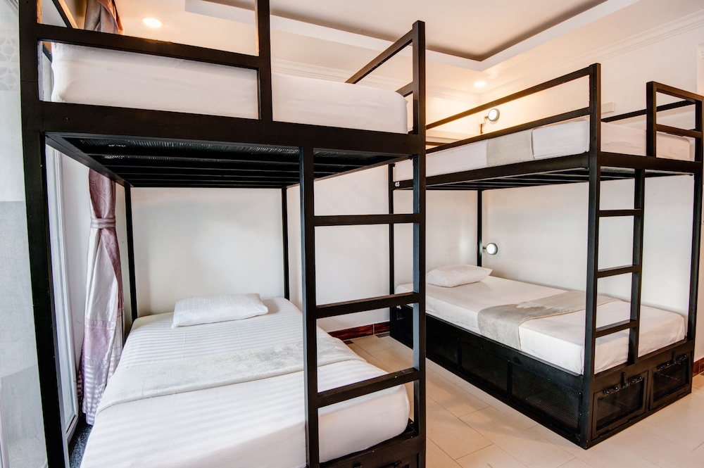 mad monkey siem reap hostel