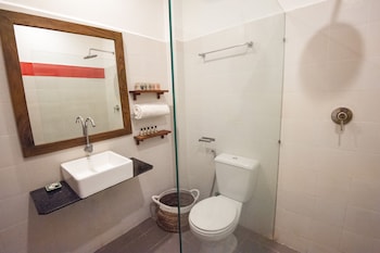 mad monkey phnom penh hostel