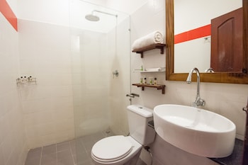 mad monkey phnom penh hostel