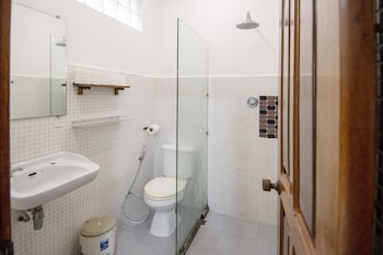 mad monkey phnom penh hostel