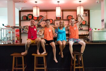 mad monkey phnom penh hostel