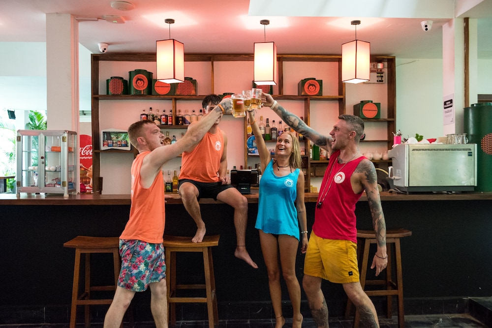 mad monkey phnom penh hostel