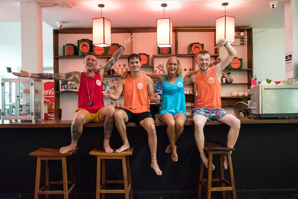 mad monkey phnom penh hostel