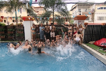 mad monkey phnom penh hostel