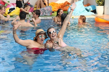 mad monkey phnom penh hostel