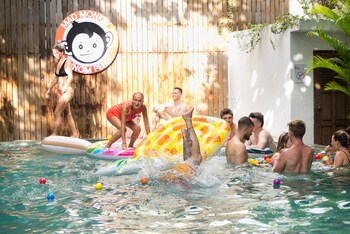 mad monkey phnom penh hostel