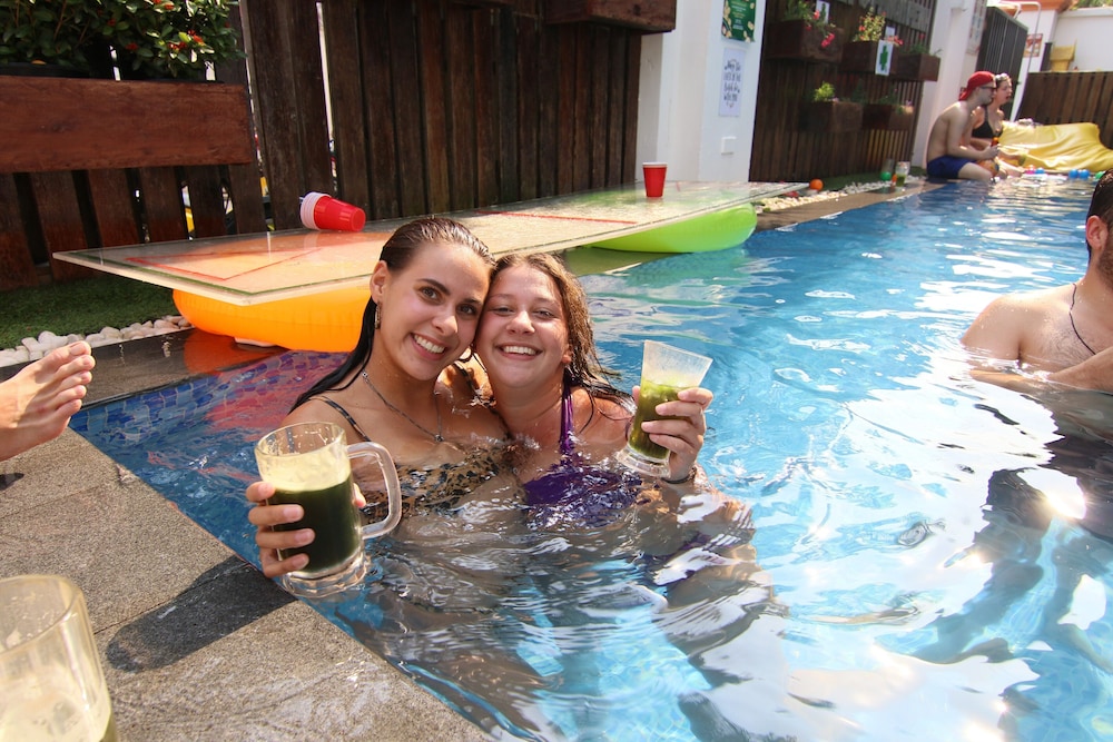 mad monkey phnom penh hostel