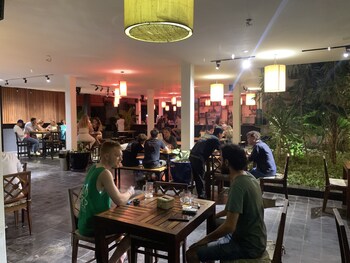 mad monkey phnom penh hostel