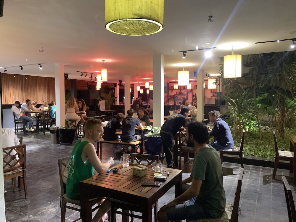 mad monkey phnom penh hostel