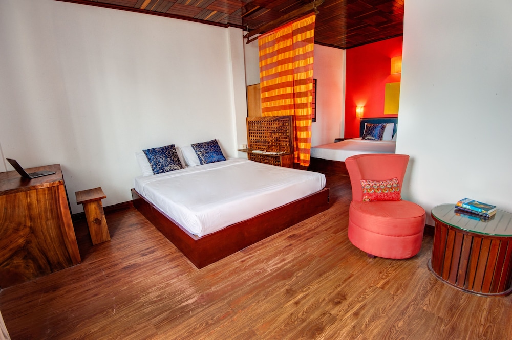 mad monkey phnom penh hostel