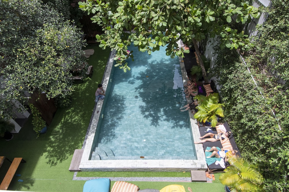 mad monkey phnom penh hostel