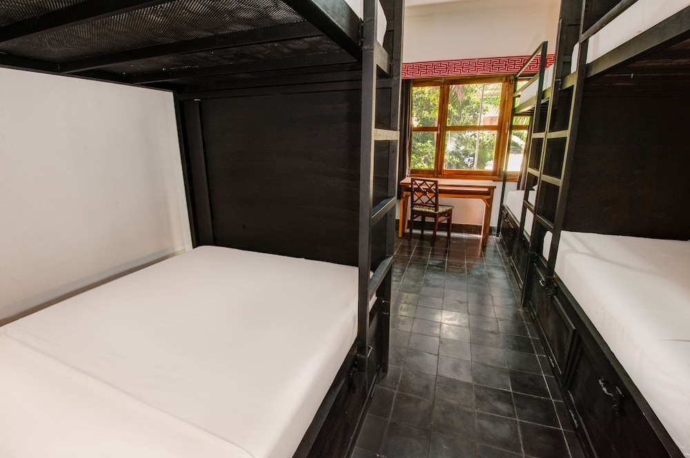 mad monkey phnom penh hostel