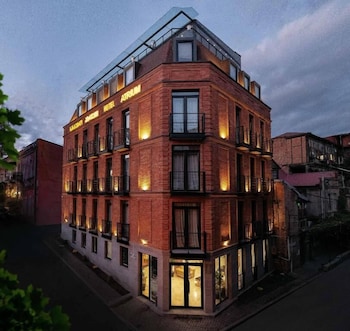 atrium boutique hotel