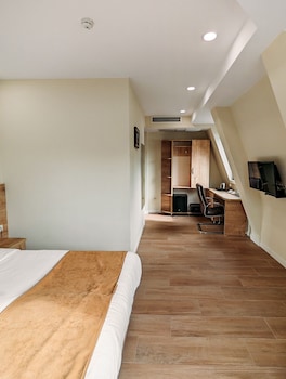 atrium boutique hotel