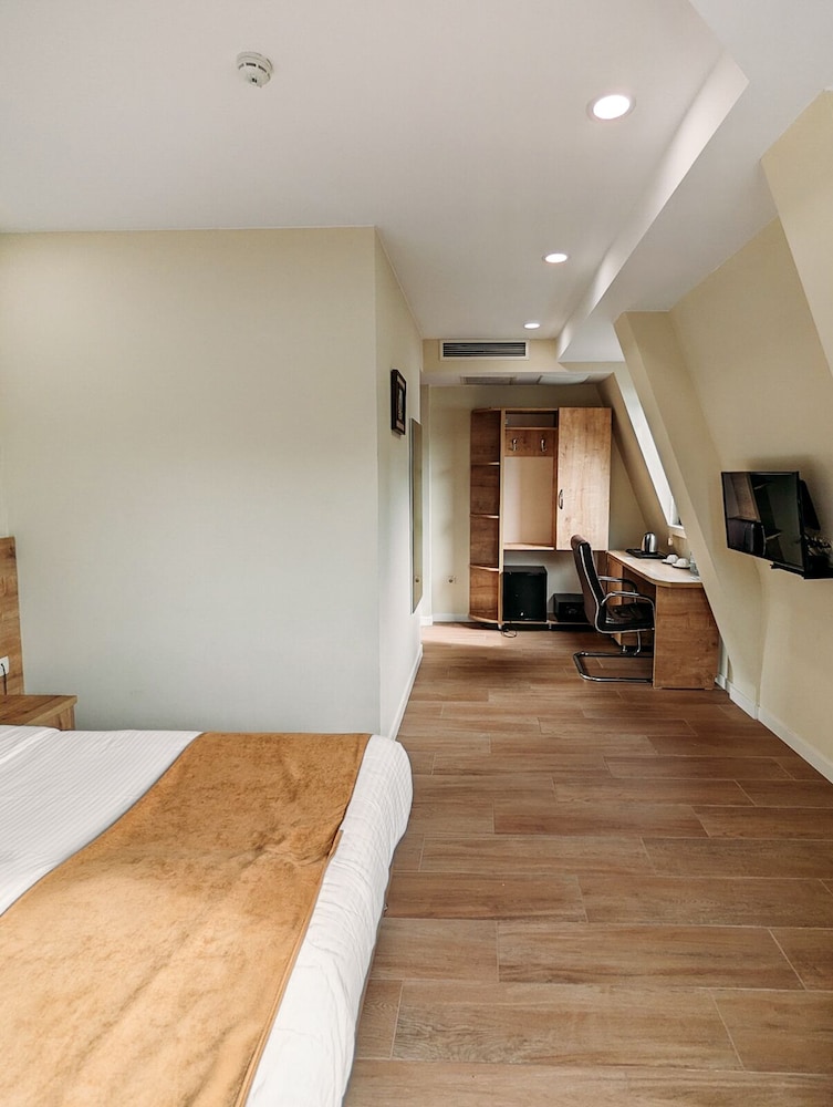 atrium boutique hotel