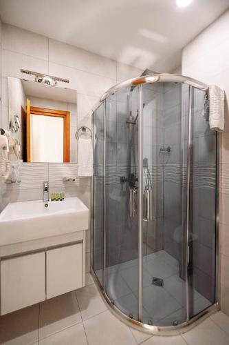 atrium boutique hotel