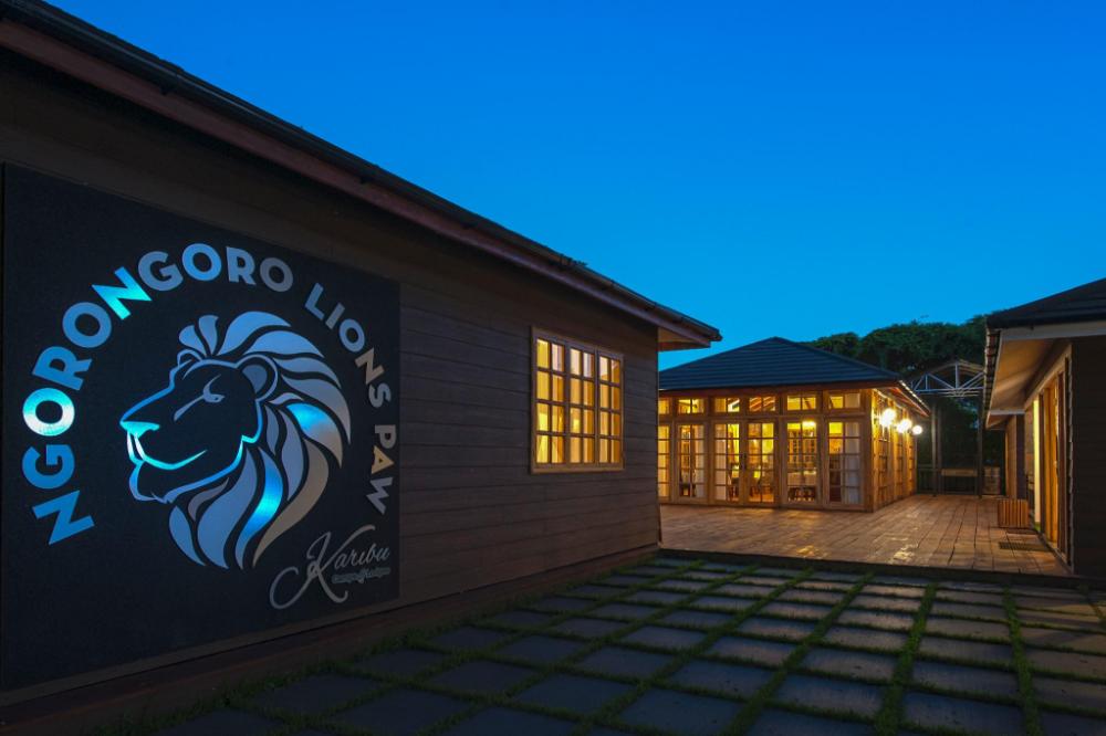 ngorongoro lions paw