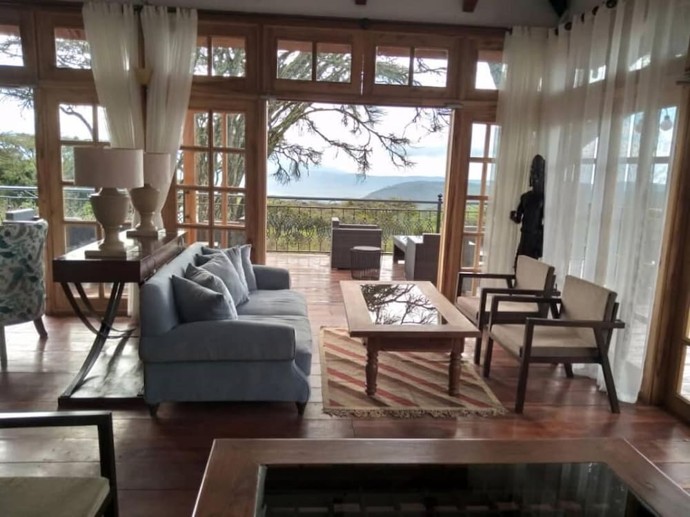 ngorongoro lions paw