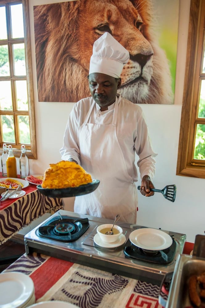 ngorongoro lions paw
