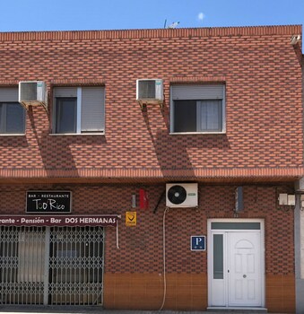pension dos hermanas