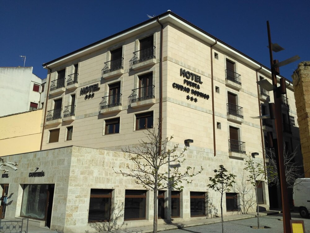 hotel puerta ciudad rodrigo