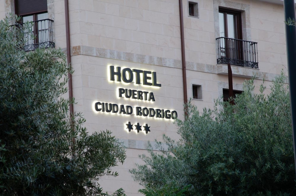 hotel puerta ciudad rodrigo