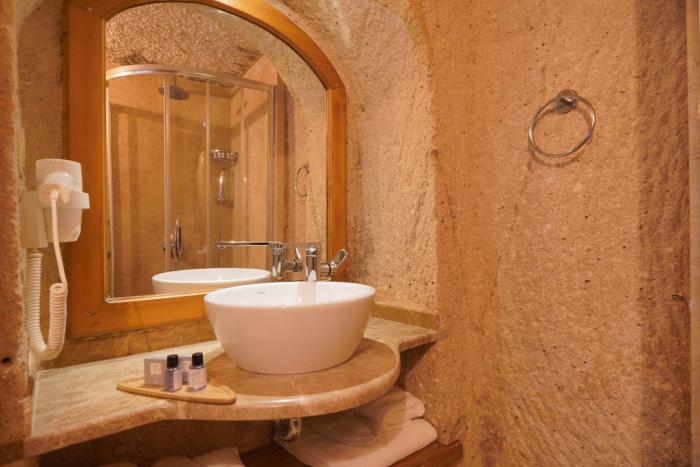 maya cave hotel