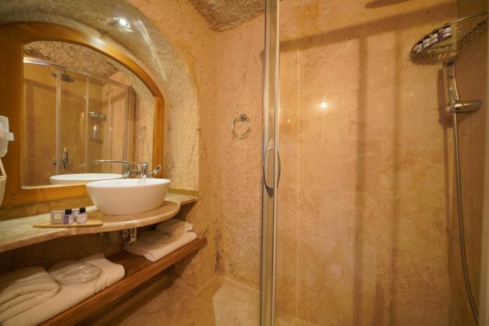 maya cave hotel
