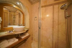 maya cave hotel