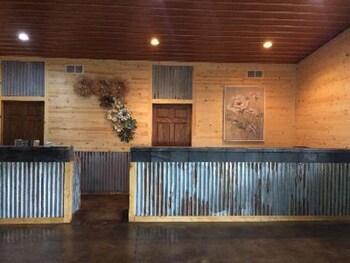 big horse inn and suites