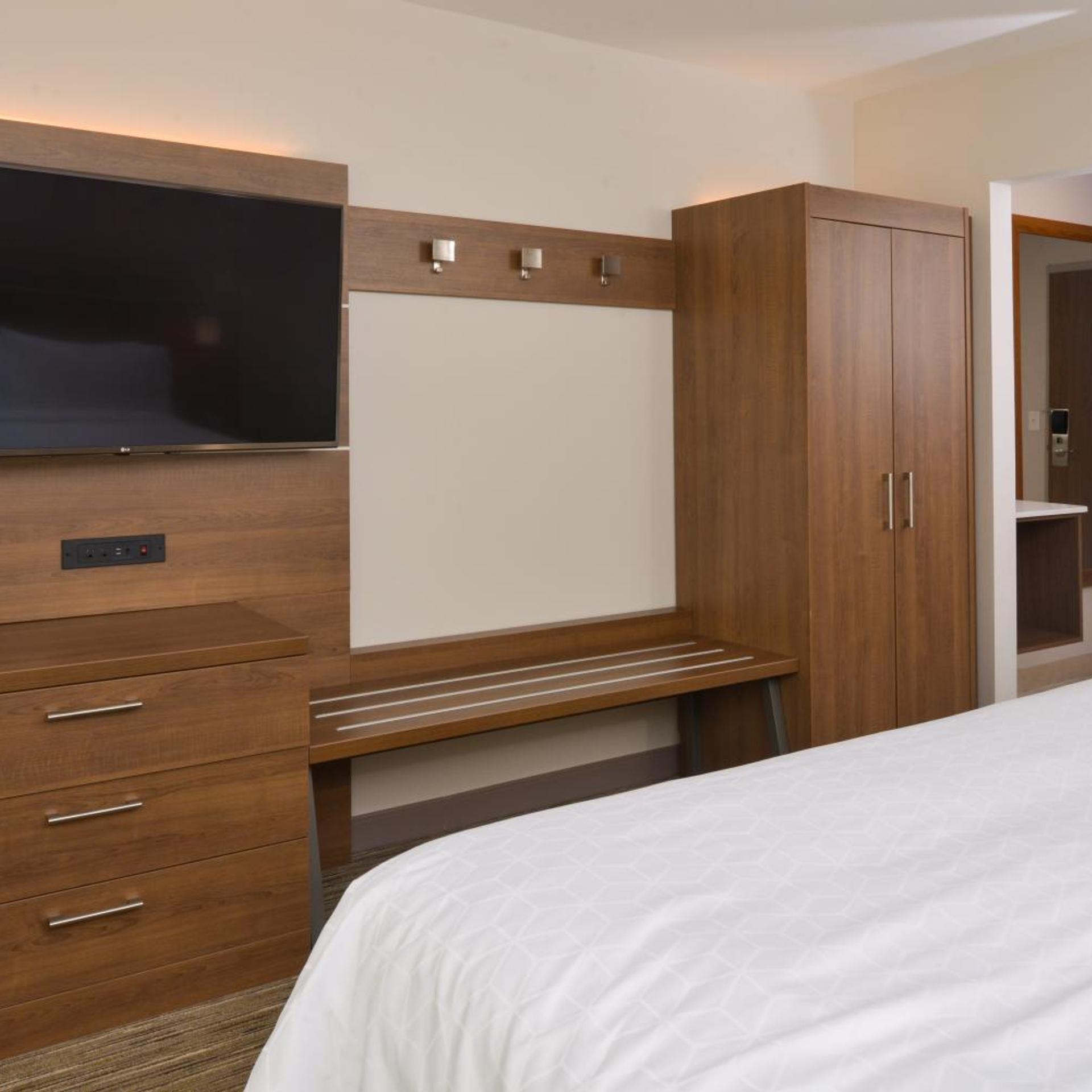 holiday inn express and suites ottumwa an ihg hotel