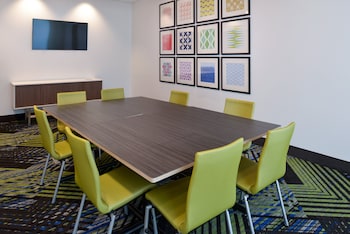 holiday inn express and suites ottumwa an ihg hotel