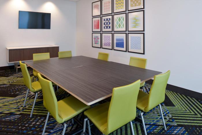 holiday inn express and suites ottumwa an ihg hotel