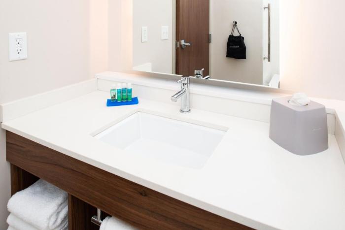 holiday inn express and suites ottumwa an ihg hotel