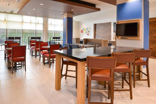 holiday inn express and suites ottumwa an ihg hotel