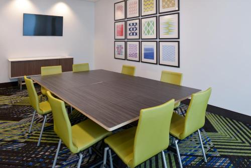 holiday inn express and suites ottumwa an ihg hotel