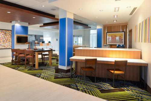 holiday inn express and suites ottumwa an ihg hotel