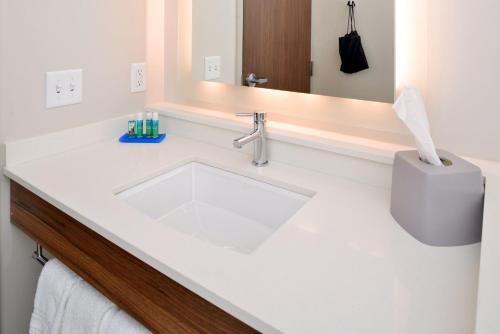 holiday inn express and suites ottumwa an ihg hotel