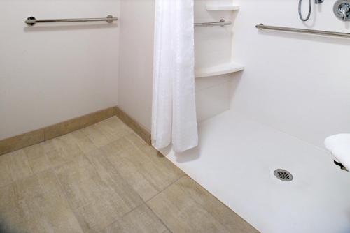 holiday inn express and suites ottumwa an ihg hotel
