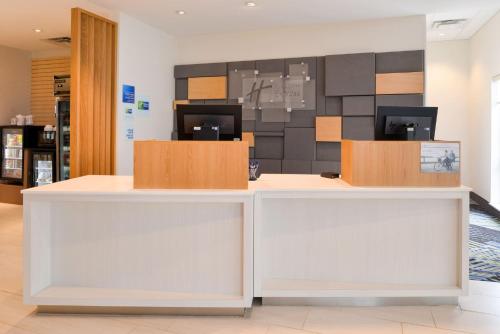 holiday inn express and suites ottumwa an ihg hotel