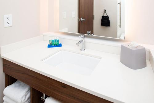 holiday inn express and suites ottumwa an ihg hotel