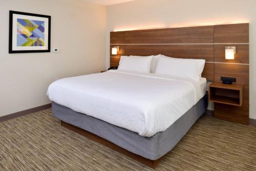 holiday inn express and suites ottumwa an ihg hotel