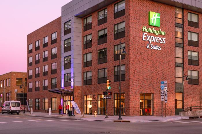 holiday inn express and suites tulsa downtown an ihg hotel