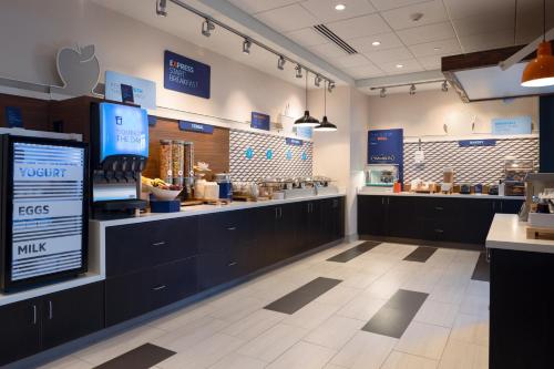 holiday inn express and suites tulsa downtown an ihg hotel