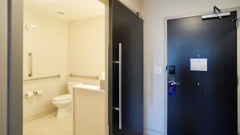 holiday inn express and suites franklin berry farms