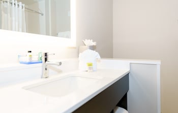 holiday inn express and suites franklin berry farms