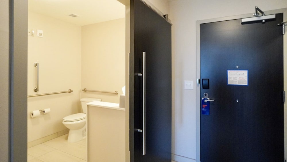 holiday inn express and suites franklin berry farms